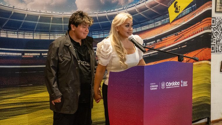 Verónica Ojeda y Dieguito Jr durante la presentación de la muestra inmersiva Diego Vive en Córdoba. Foto: Agencia Córdoba Turismo