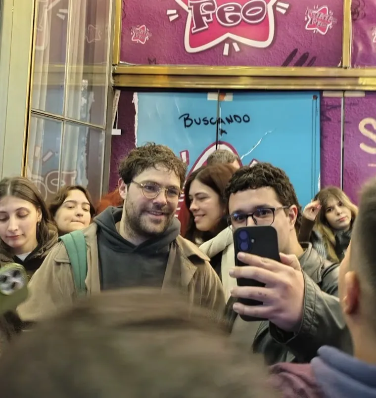 Peter Lanzani impactó con su cambio de estilo en el reestreno de El Emperador Gynt. Peter Lanzani impactó con su cambio de estilo en el reestreno de El Emperador Gynt.