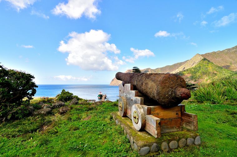 Antiguo cañón en el Fuerte Santa Bárbara, vestigio de la defensa española contra piratas y corsarios, hoy convertido en un símbolo histórico del archipiélago Juan Fernández.
