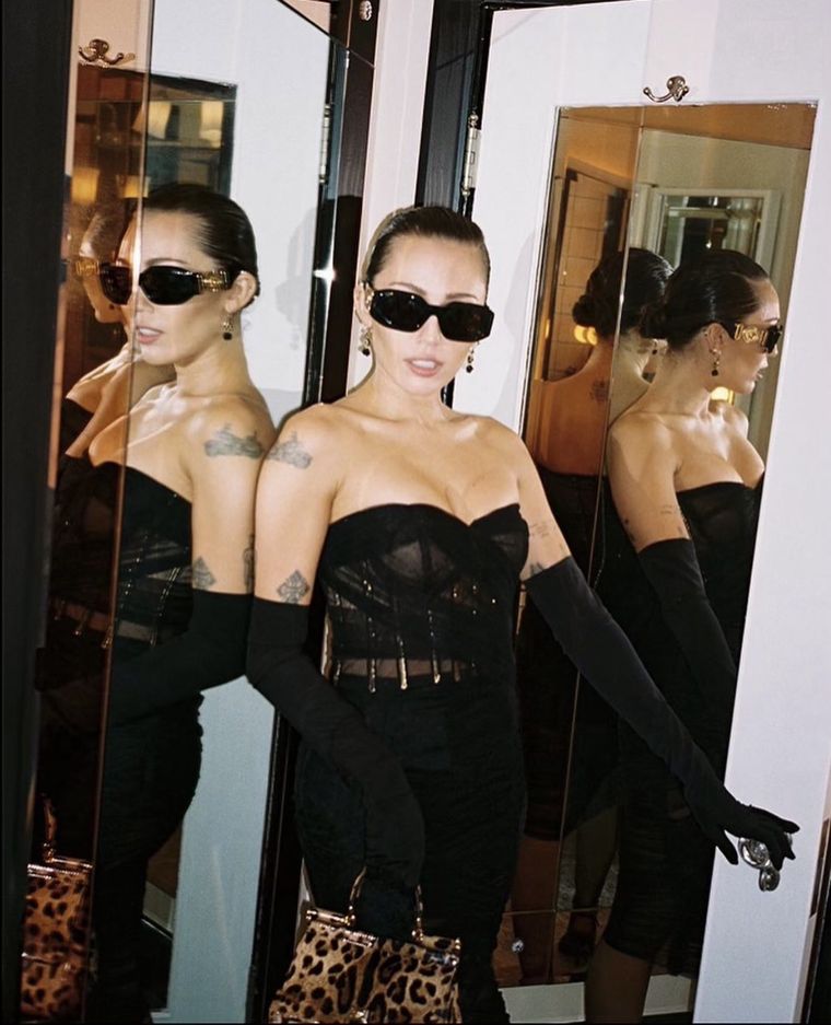 Total black, el look elegido por Miley para celebrar su cumpleaños número 31. Foto: Instagram: @mileycyrus