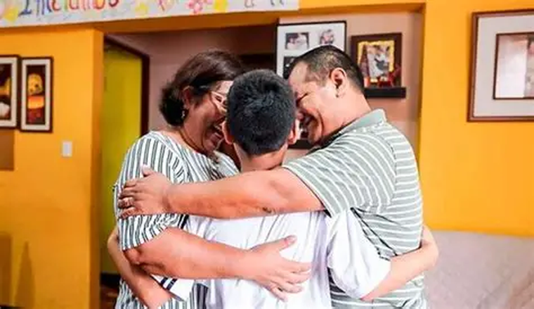 Ser padres adoptivos es hacerse disponible a todo una y mil veces. Ser padres adoptivos es hacerse disponible a todo una y mil veces.