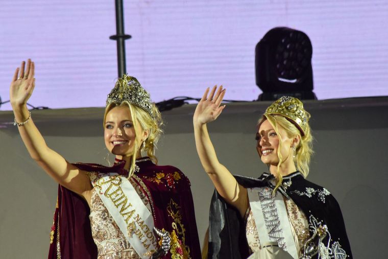 El saludo de Azul y Agustina, las nuevas soberanas. El saludo de Azul y Agustina, las nuevas soberanas.