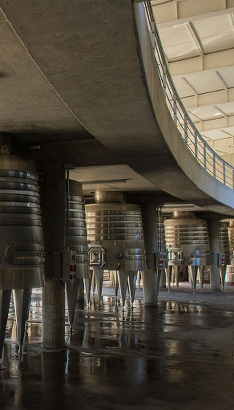 Las curvas de la proporción áurea y el número pi forman parte de la arquitectura de Krontiras. Las curvas de la proporción áurea y el número pi forman parte de la arquitectura de Krontiras.