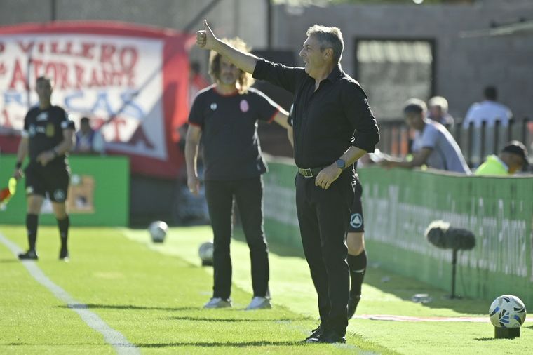 Tras el escándalo de Gariano y el VAR en la cancha de Barracas, Frank Darío Kudelka dejó de ser el DT de Huracán.
