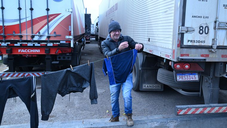 La ropa es lavada en los baños d ela estación y tendida entre los vehículos. La ropa es lavada en los baños d ela estación y tendida entre los vehículos.