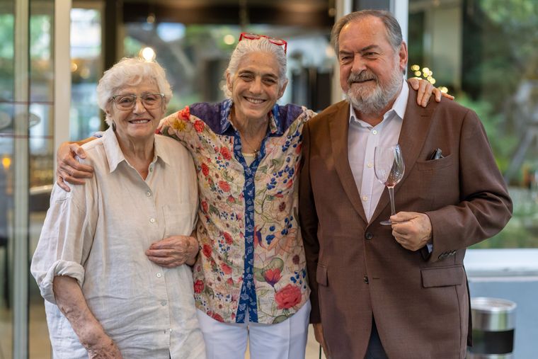Una más de María Teresa Corradini de Barbera, Beatriz Barbera y Michel Rolland. Una más de María Teresa Corradini de Barbera, Beatriz Barbera y Michel Rolland.