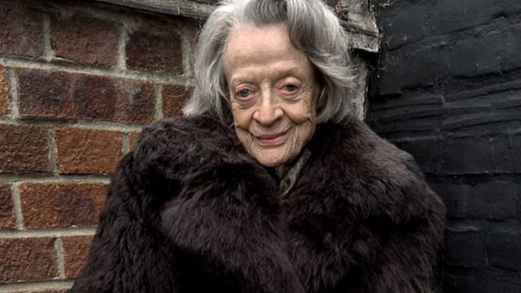 Maggie Smith Radiante a sus 88 años. Foto: Fuente: imagen - instagram @Jonathan.Anderson - fotografía Juerguen Tueller