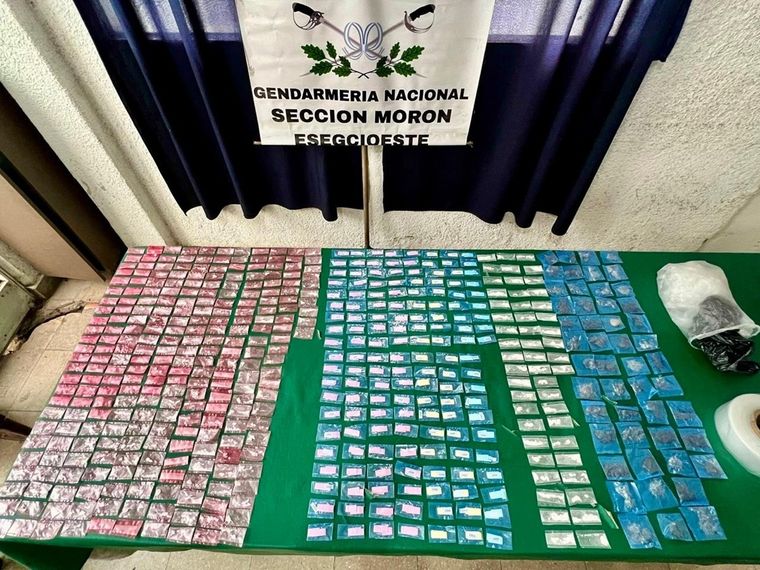 Se incautaron 459 dosis de cocaína y 50 envoltorios de marihuana. Foto: GNA