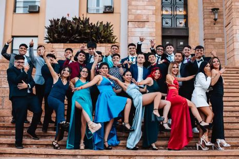 Desde hace unos años, los estudiantes de la secundaria eligen las escaleras de la Casa de Gobierno para las fotos antes de la Cena de egresados. Desde hace unos años, los estudiantes de la secundaria eligen las escaleras de la Casa de Gobierno para las fotos antes de la Cena de egresados.