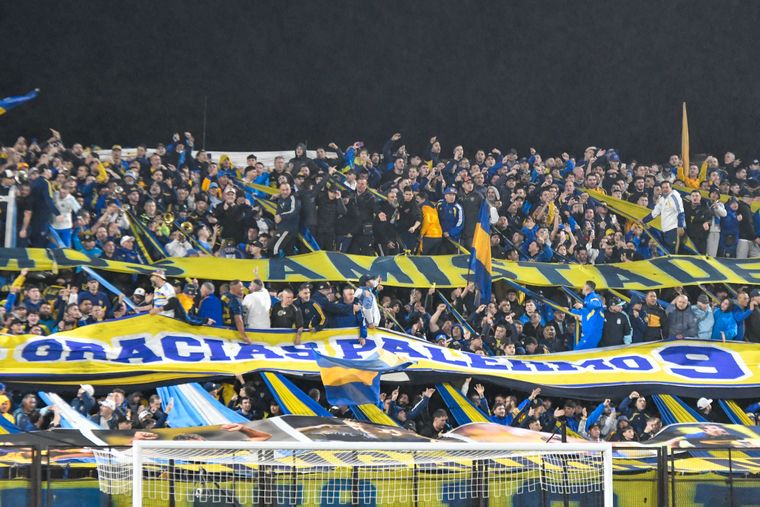 Los hinchas de Boca le dedicaron una bandera a Martín Palermo antes del partido ante Platense.