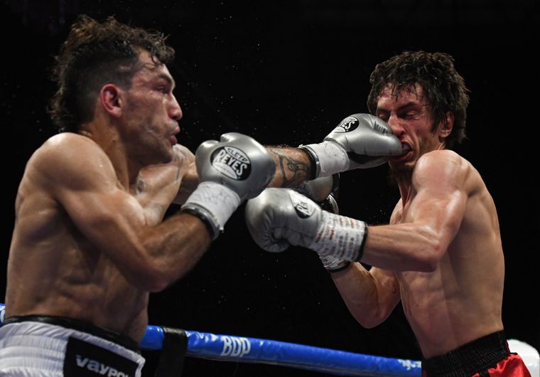 Carrasco conecta a Abdullaev con el directo de izquierda. Fue una verdadera guerra en el Aconcagua. Foto: Juan Ignacio Blanco/MDZ
