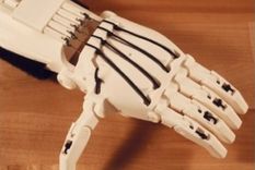 como son las protesis impresas en 3d que alumnos de un secundario donan a la cruz roja