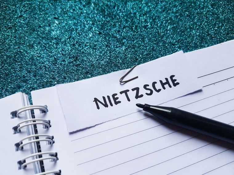 El pensamiento de Nietzsche sigue generando nuevas lecturas por su manera directa de hablar sobre la vida y el sufrimiento. El pensamiento de Nietzsche sigue generando nuevas lecturas por su manera directa de hablar sobre la vida y el sufrimiento.