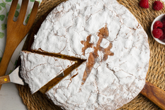 En Galicia, la receta de esta tarta se transmitía de generación en generación sin medidas exactas, confiando únicamente en la experiencia y en la proporción tradicional de almendra, azúcar y huevos.