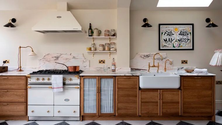 Una cocina moderna, funcional y con toques de diseño de los años 90. Foto: deVOL Kitchens