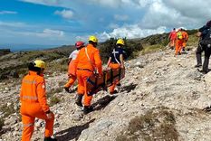 Los servicios de emergencia acudieron al cerro para asistir al hombre Foto: Agencia Noticias Argentinas