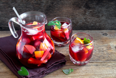 La mejor sangría de vino tinto con frutas tropicales para tus reuniones Foto: Shutterstock