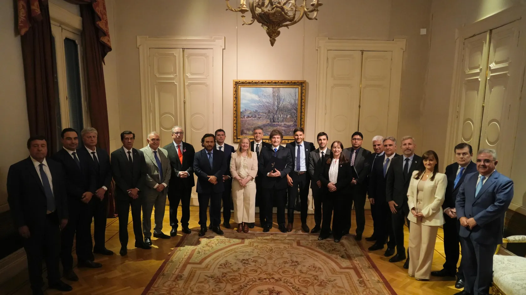 Javier Milei junto a los gobernadores en Casa Rosada tras el triunfo electoral de octubre.
