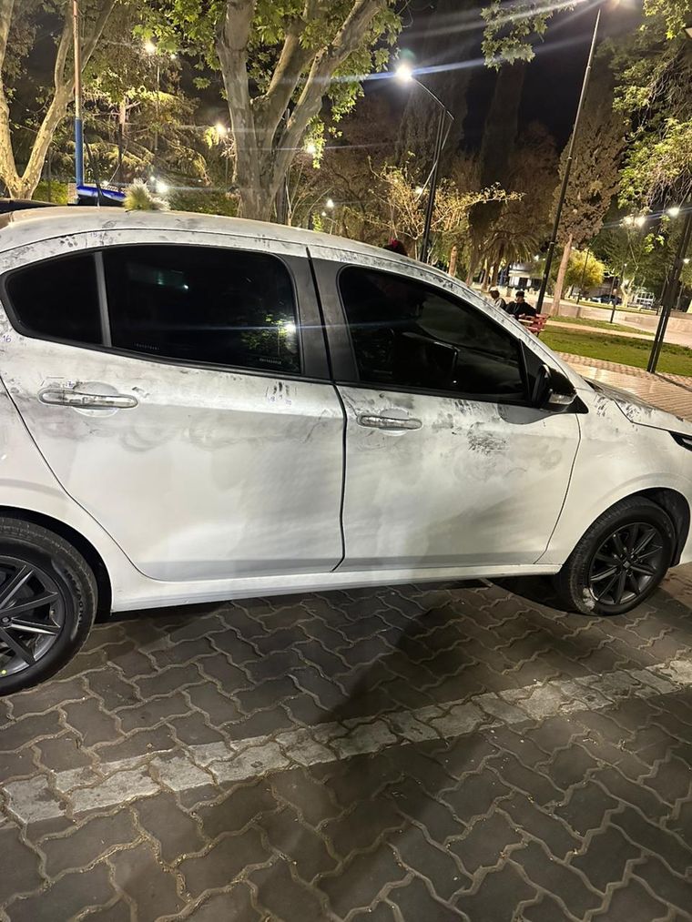 El Fiat Cronos de la víctima tras los peritajes que practicó la Policía Científica. El Fiat Cronos de la víctima tras los peritajes que practicó la Policía Científica.