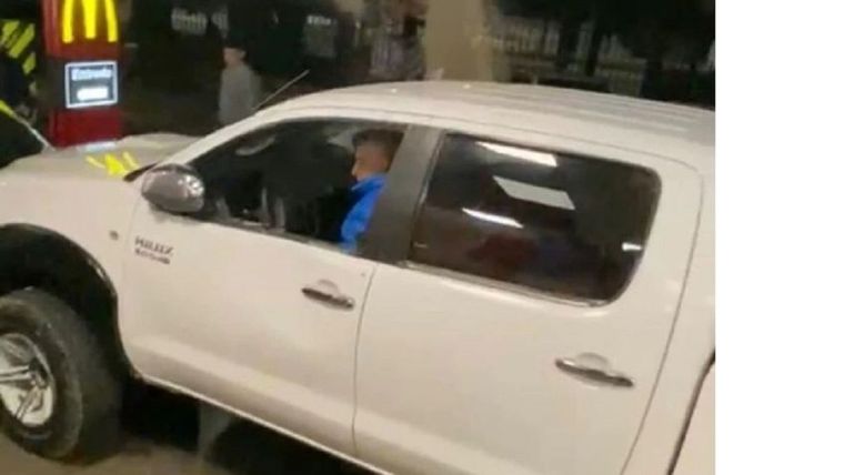 La víctima del hecho en su camioneta, antes de ser atacado.