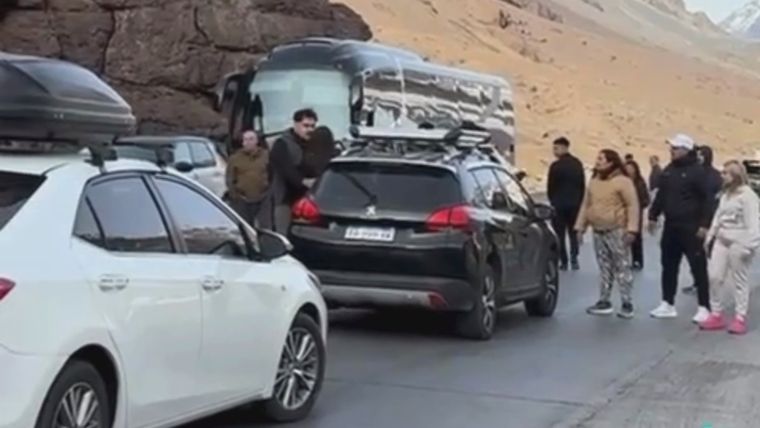 La mujer que intentó adelantarse terminó a los golpes con otros conductores.