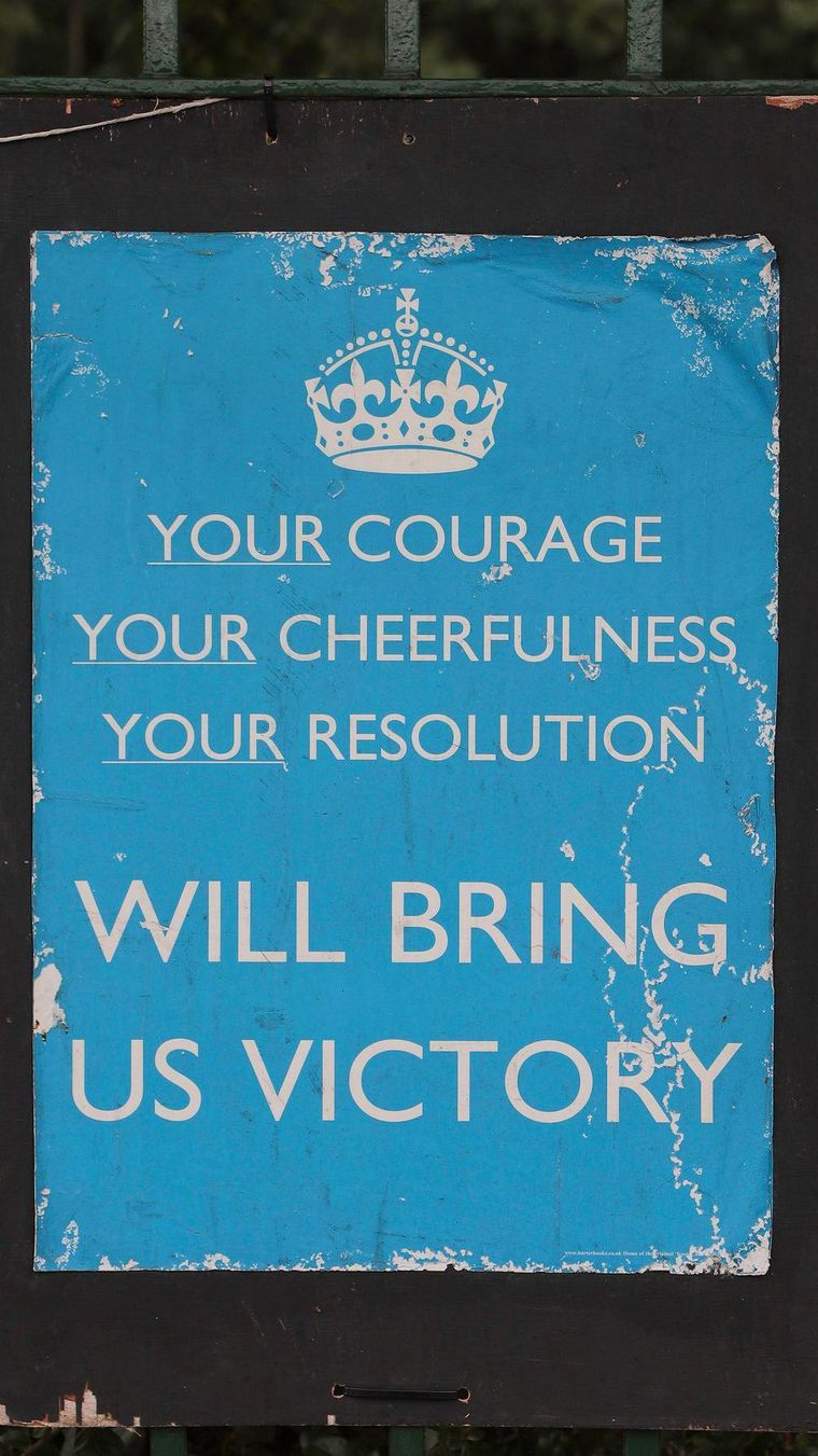 Otro de los carteles de la época dice: "Tu coraje, tu alegría, tu resolución nos traerán la victoria".