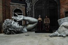 La imponente figura de Rigoletto sorprende a cada visitante del depósito del Teatro Colón Foto: Analía Melnik/MDZ