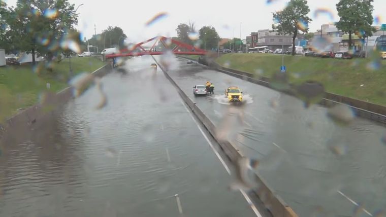 Tragedia en medio del temporal: un taxista murió descompensado en la General Paz. Foto: NA