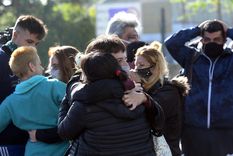 Familiares de Maia festejan luego de la aparición de la niña. Foto: Télam