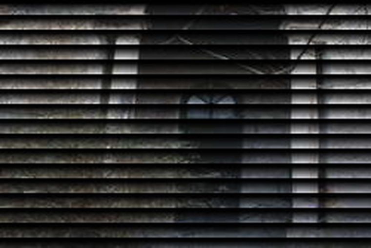 Miradas indiscretas en la casona.