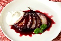 Peras al vino tinto Una recete exquisita para hacer en pocos minutos Foto: Frabisa