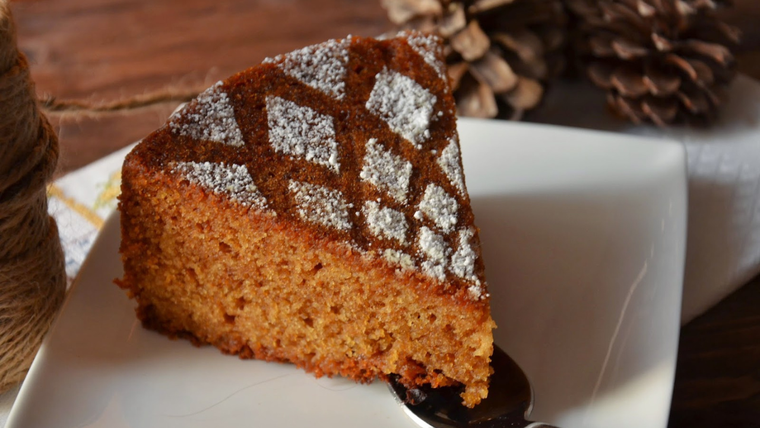 La receta de torta de miel y canela se destaca por su aroma especiado, que perfuma toda la cocina mientras se hornea.