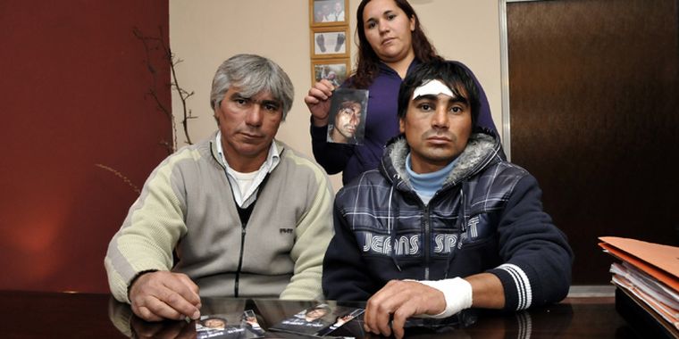 Ricardo Olivares, lo acompañan su padre y su hermana, en el estudio del abogado defensor. Foto: Agustín Mauricio/Mediamza.com
