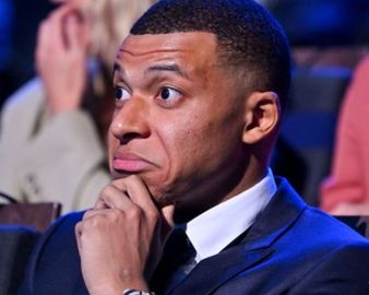 El bar Pullman en París fue el escenario donde la pareja se mostró a los besos toda la noche. / Captura Youtube