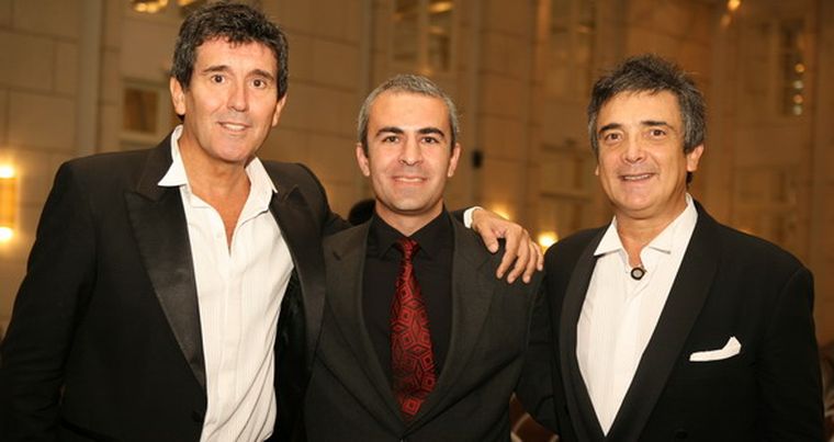 La dupla de artistas, junto al anfitrión de la noche, Gabriel Cadile,  subgerente general del casino. Foto: Gentileza