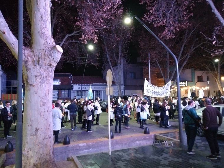 Los trabajadores de la Salud, en la puerta de MDZ. Foto: MDZ