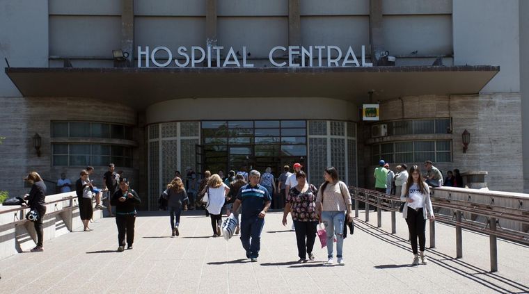 Tras ser baleado, el joven fue trasladado de urgencia al Hospital Central. Tras ser baleado, el joven fue trasladado de urgencia al Hospital Central. Foto: ALF PONCE/MDZ