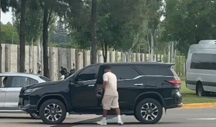 El lateral izquierdo colombiano tuvo este martes su último entrenamiento en Boca. Llegó en 2016 y se fue diez años después entre silencio, emociones y saludos. Foto: captura de video.&nbsp;