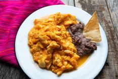 Los huevos a la mexicana son un plato tradicional de la gastronomía azteca. Foto: Shutterstock