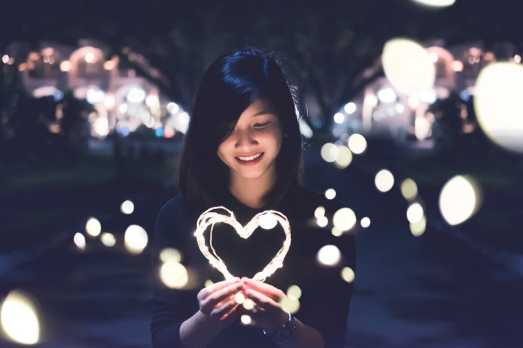 Abre tu cabeza y tu corazón Leo. Tal vez aparece una persona, un amor, que te ayuda a ver esto con mayor claridad. Foto: Unsplash