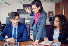 La gente tiende a recibir un ascenso en función de su desempeño en el trabajo que está realizando en ese momento, no por su capacidad de asumir nuevas y mayores responsabilidades futuras. Foto: BBC Mundo