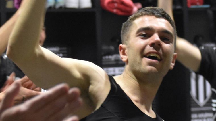 Nico Romano a puro festejo en el vestuario mensana.&nbsp;