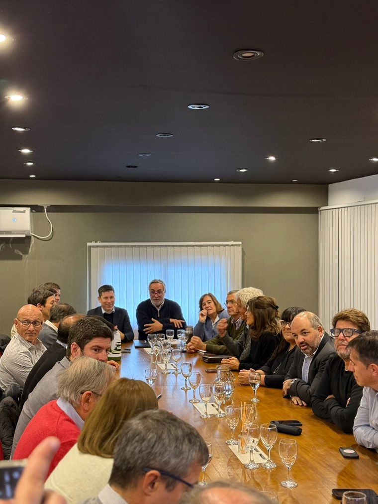 Cónclave en el Comité provincia de Buenos Aires de la UCR con autoridades partidarias, legisladores e intendentes radicales Cónclave en el Comité provincia de Buenos Aires de la UCR con autoridades partidarias, legisladores e intendentes radicales