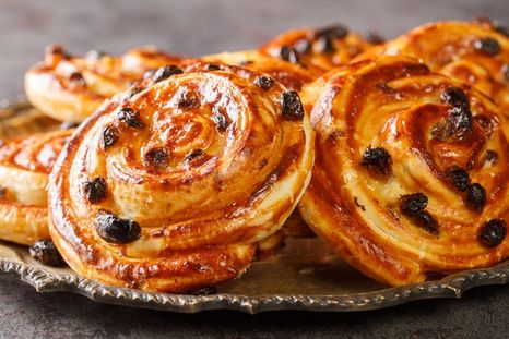 La receta de caracolas de pasas que conquista con su aroma y sabor. La receta de caracolas de pasas que conquista con su aroma y sabor.