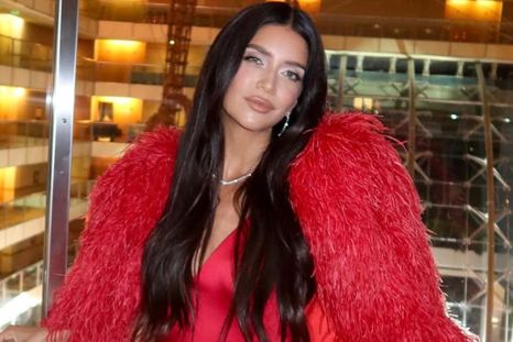 Del cuello al top: Zaira Nara reversionó el pañuelo. Del cuello al top: Zaira Nara reversionó el pañuelo.