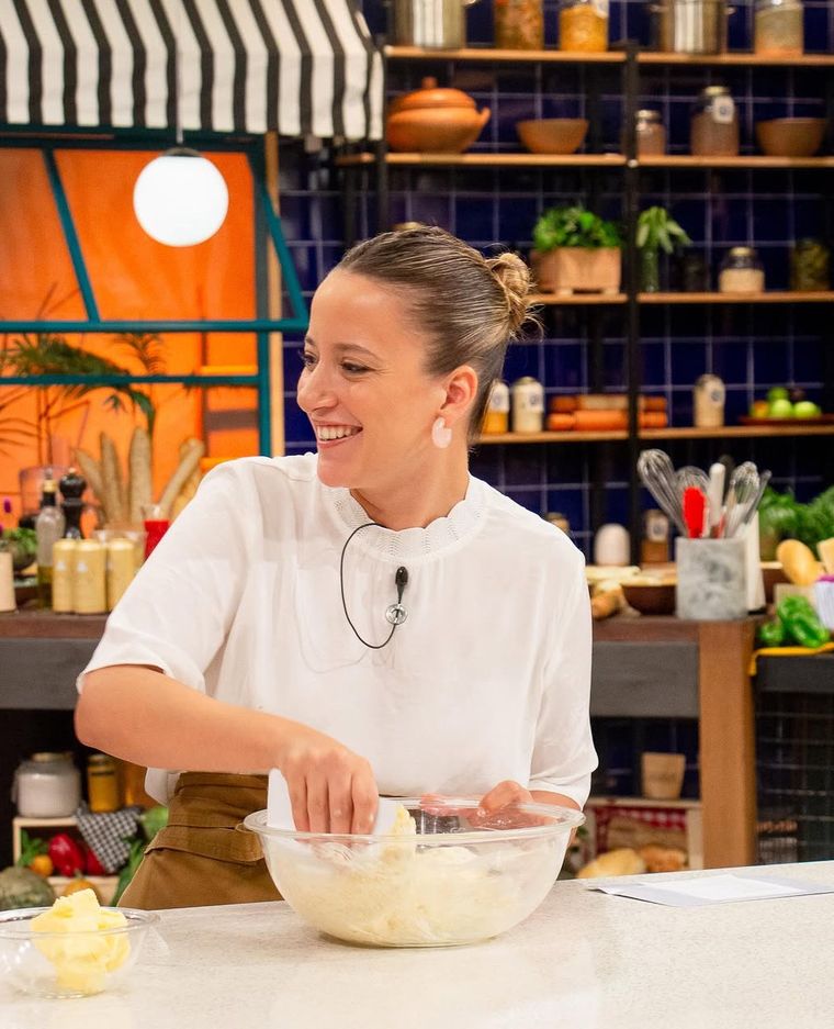 Paula divertida, grabando una receta. Fuente: Instagram Paula Maroni. Paula divertida, grabando una receta. Fuente: Instagram Paula Maroni.