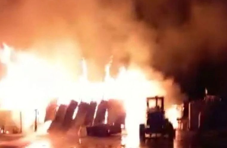 Tres encapuchados incendiaron un campamento de Vialidad en Río Negro.