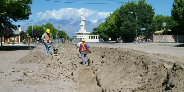 Obreros municipales trabajando en la Villa Cabecera de San Carlos.