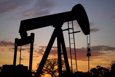 Los precios del crudo se disparan en medio del conflicto de Medio Oriente.