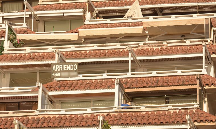 Más de 200 turistas argentinos denunciaron haber sido estafados con alojamientos falsos en Reñaca, donde pagaron alquileres que nunca existieron.